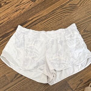 Lululemon Hottie Hot 2.5 Women's White Patterned Shorts